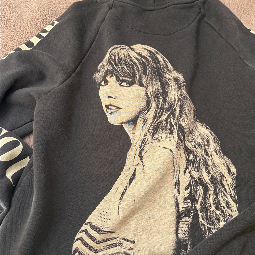 Black Taylor swift  GUC size medium hoodie - Picture 9 of 9